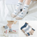 Vente chaude chaussettes en tricot tricoté de coton respirant coton chaussettes animales colorées pour bébé